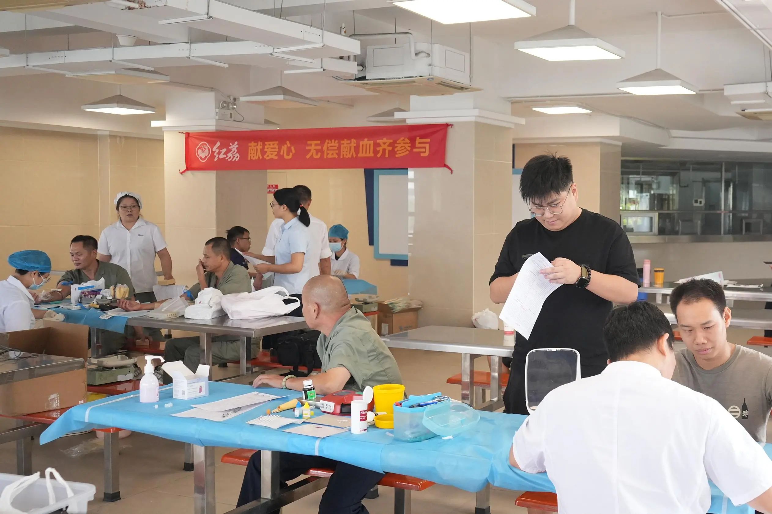 匯聚正能量，獻(xiàn)血傳愛(ài)心，順德酒廠(chǎng)組織無(wú)償獻(xiàn)血活動(dòng)